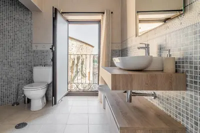 Un baño de Apartamentos con vistas en el casco histórico - El Patio