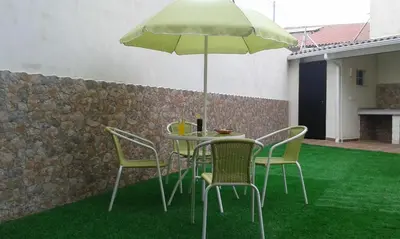 Un patio o zona al aire libre en Casa El lince de Granadilla AT-CC-00296, Norte provincia Cáceres, WIFI, Parque infantil, HIDROMASAJE, garaje, LAVAVAJILLAS
