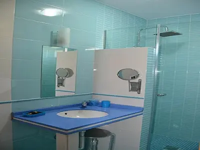 Un baño de Casa El lince de Granadilla AT-CC-00296, Norte provincia Cáceres, WIFI, Parque infantil, HIDROMASAJE, garaje, LAVAVAJILLAS