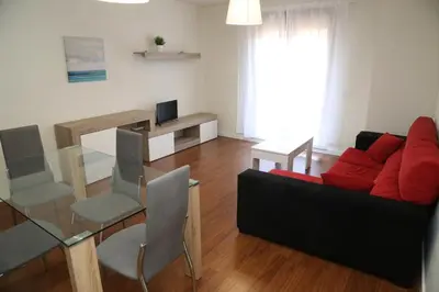 Una televisión o centro de entretenimiento en Apartamento Turistico Puente Romano P4 bajo C