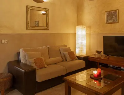 Una televisión o centro de entretenimiento en Beit Shalom, Casa Rural