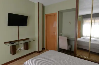 Una televisión o centro de entretenimiento en Hostal Concejo