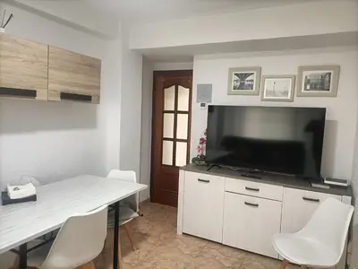 Una televisión o centro de entretenimiento en Apartamento Espacioso frente al Corte Ingles con plaza de garaje gratis - VU75