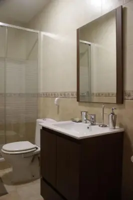 Un baño de Apartamento Espacioso frente al Corte Ingles con plaza de garaje gratis - VU75