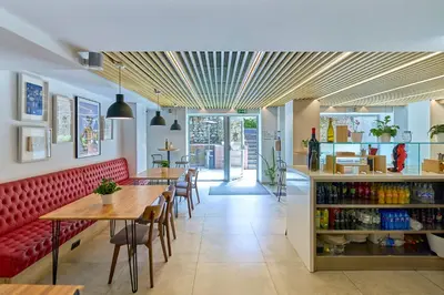 Un restaurante o sitio para comer en Hotel Melibea by gaiarooms