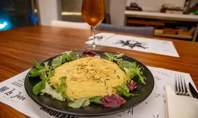 Comida en o cerca de este hotel