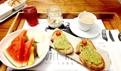 Comida en o cerca de este hotel