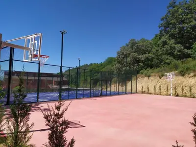 Instalaciones para jugar a tenis o squash en Casa rural Entreaguas o alrededores