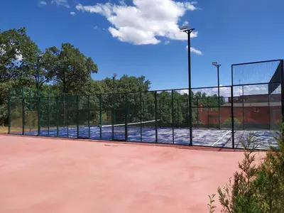Instalaciones para jugar a tenis o squash en Casa rural Entreaguas o alrededores
