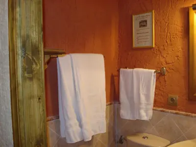 Un baño de El Balcón de Mogarraz