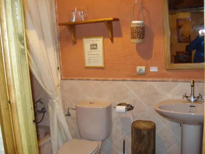 Un baño de El Balcón de Mogarraz