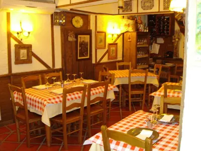 Un restaurante o sitio para comer en El Balcón de Mogarraz