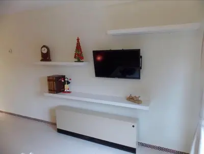 Una televisión o centro de entretenimiento en Corrillo Suite Plaza Mayor - Parking opcional