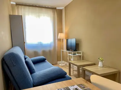 Una televisión o centro de entretenimiento en Casablanca Hotel Studios