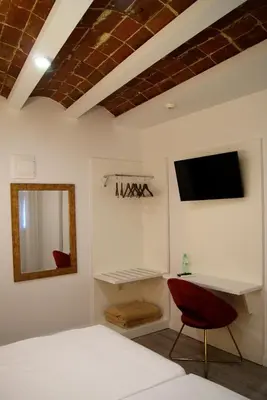 Una televisión o centro de entretenimiento en Hotel La Encomienda