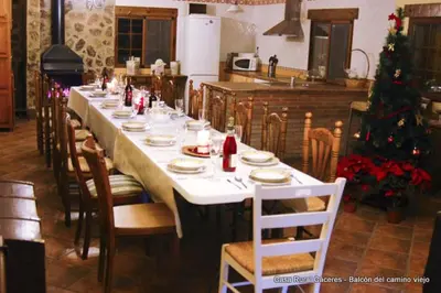 Un restaurante o sitio para comer en Casa Rural Balcón del Camino Viejo