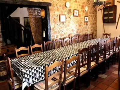 Un restaurante o sitio para comer en Casa Rural del Puerto de San Vicente