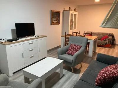 Una televisión o centro de entretenimiento en Apartamento Turístico Cervantes 18