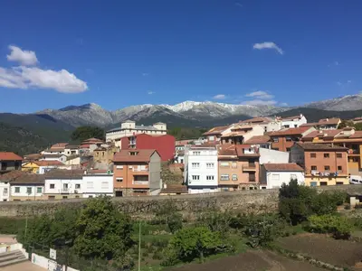 Vista general de una montaña o vista desde el hostal o pensión