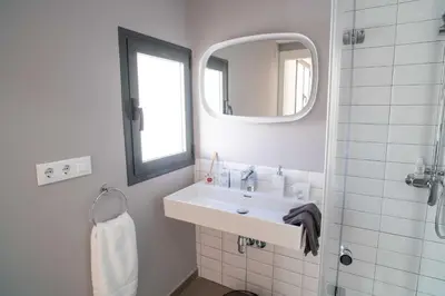 Un baño de CASA VALDES 16, APTO. 2