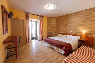 Cama o camas de una habitación en Hostal Restaurante Puerta del Alcázar
