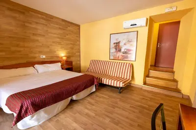 Cama o camas de una habitación en Hostal Restaurante Puerta del Alcázar