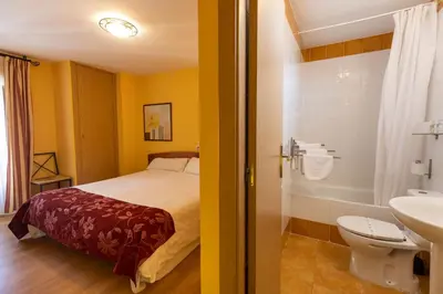 Un baño de Hostal Restaurante Puerta del Alcázar