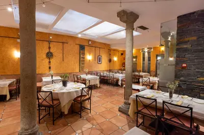 Un restaurante o sitio para comer en Hostal Restaurante Puerta del Alcázar