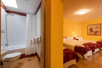Un baño de Hostal Restaurante Puerta del Alcázar