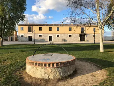 Edificio en el que se encuentra el hostal o pensión