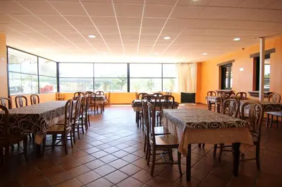 Un restaurante o sitio para comer en Hotel Rural Hojaranzos