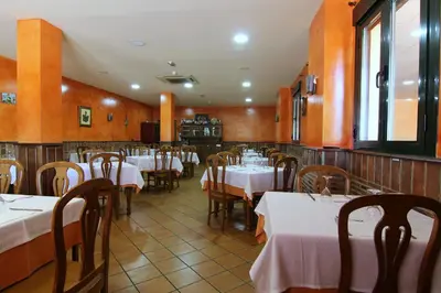 Un restaurante o sitio para comer en Hotel Rural Hojaranzos