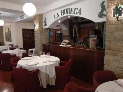 Un restaurante o sitio para comer en Hotel Las Cigüeñas