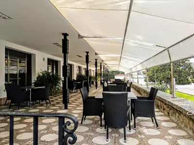 Un restaurante o sitio para comer en Hotel Las Cigüeñas