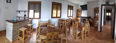Un restaurante o sitio para comer en Casa Rural El Nidal