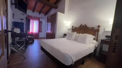 Cama o camas de una habitación en Hospedium Hotel Rural Abadía de Yuste