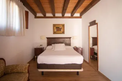 Cama o camas de una habitación en Hospedium Hotel Rural Abadía de Yuste