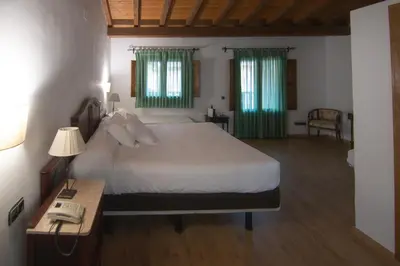 Cama o camas de una habitación en Hospedium Hotel Rural Abadía de Yuste