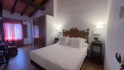 Cama o camas de una habitación en Hospedium Hotel Rural Abadía de Yuste