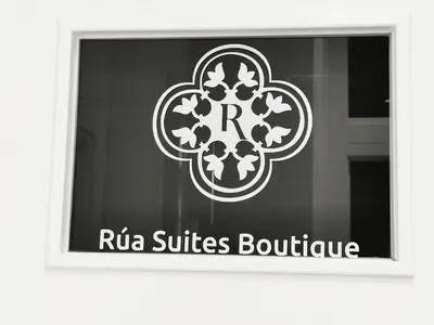 Certificado, premio, señal o documento que está expuesto en Rua Suites Boutique