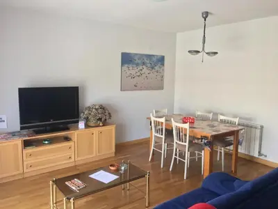 Una televisión o centro de entretenimiento en VUT sencilla y cómoda en Ávila capital.