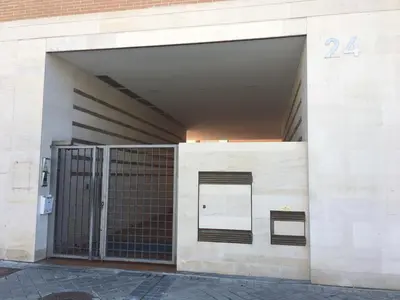 Fachada o entrada de VUT sencilla y cómoda en Ávila capital.