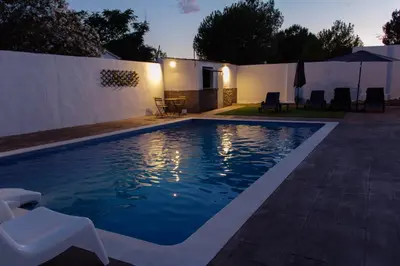 Piscina en o cerca de La Berruca Casa Rural Malpartida de Cáceres