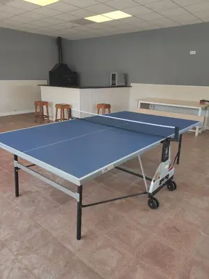 Instalaciones para jugar al ping pong en La Berruca Casa Rural Malpartida de Cáceres o alrededores
