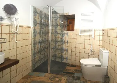 Un baño de LA CASONA DE BAUTISTA 4 estrellas con piscina montanchez CACERES