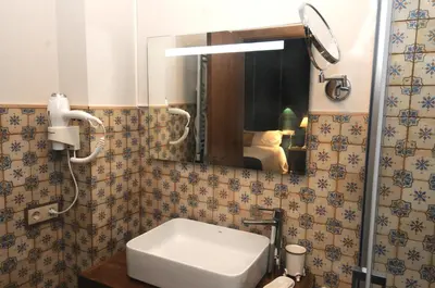 Un baño de LA CASONA DE BAUTISTA 4 estrellas con piscina montanchez CACERES