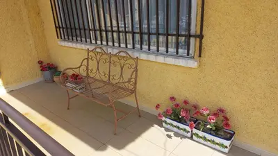 Un balcón o terraza de Casa Rural Alameda con chimenea y jardín