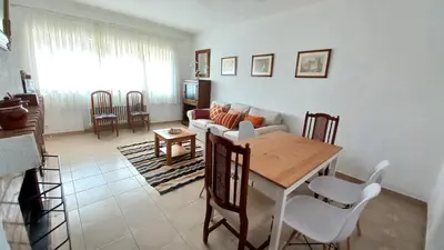 Zona de estar de Casa Rural Alameda con chimenea y jardín