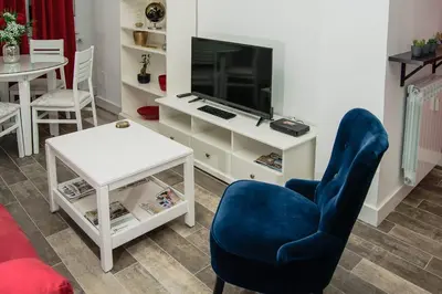 Una televisión o centro de entretenimiento en El Rincón de Eva