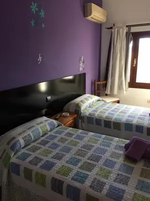 Cama o camas de una habitación en Hostal Catedritos Ibéricos A-5 Km 154 A 5 KM DE OROPESA A 1 KM DE HERRERUELA DE OROPESA